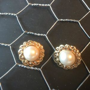 VTG Elegant gold and faux pearl  earring with clasp